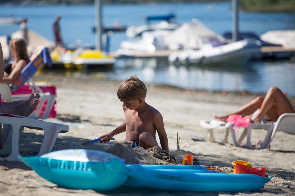 Camping Italia Lido カステッレット・ソプラ・ティチーノ エクステリア 写真
